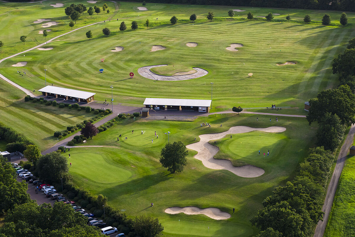 Übungsgelände der Golfanlage Golf Gut Glinde mit Training zur „Road to Clubmeisterschaft“ – Verbesserung des Spiels Schritt für Schritt
