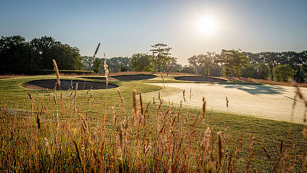 Golfanlage Golf Gut Glinde bei Hamburg Golfplatz Gut Glinde bei Hamburg mit gepflegten Fairways und Greenkeeping im Einsatz 👉 Alternativ, wenn kein Greenkeeper sichtbar ist: Golfanlage Golf Gut Glinde bei Hamburg mit gepflegtem Platz und Fairway