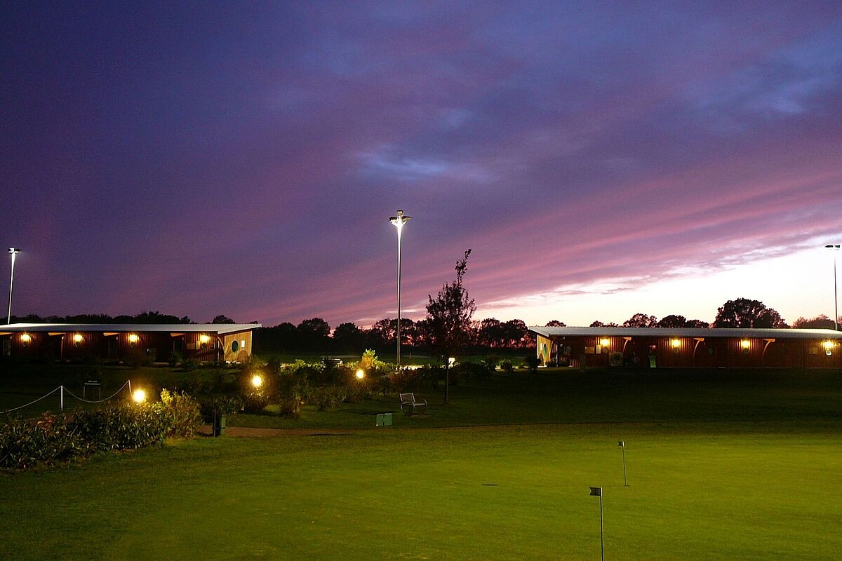 Beleuchtete Driving Range auf der Golfanlage Golf Gut Glinde während der Abendstunden für Golftraining bis 20 Uhr