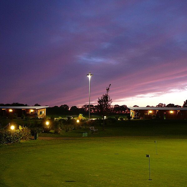 Beleuchtete Driving Range auf der Golfanlage Golf Gut Glinde während der Abendstunden für Golftraining bis 20 Uhr