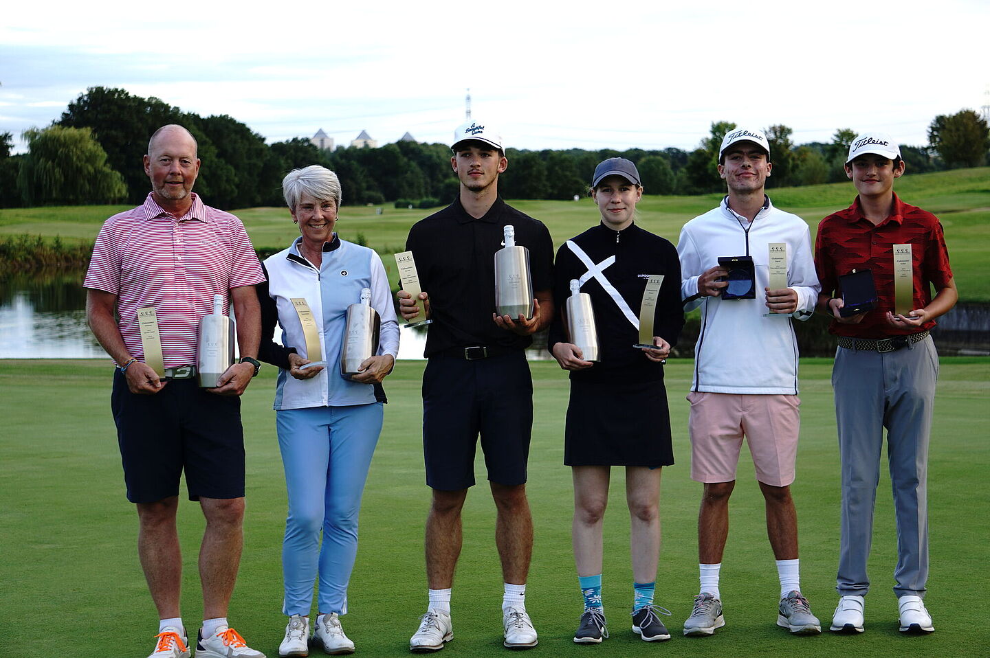 Das Foto zeigt die Einzel-Clubmeister 2025 des Golf Gut Glinde. Abgebildet sind Marie Emilie Knebel (Damen), Iven Jonsson (Herren), Barbara Frobel (Seniorinnen), Jens Gierok (Senioren), Fernando Cuadra (Jugend) und Leo Lange (Kinder). Clubmeister 2025: Sieger in den Kategorien Damen, Herren, Seniorinnen, Senioren, Jugend und Kinder des Golf Gut Glinde.