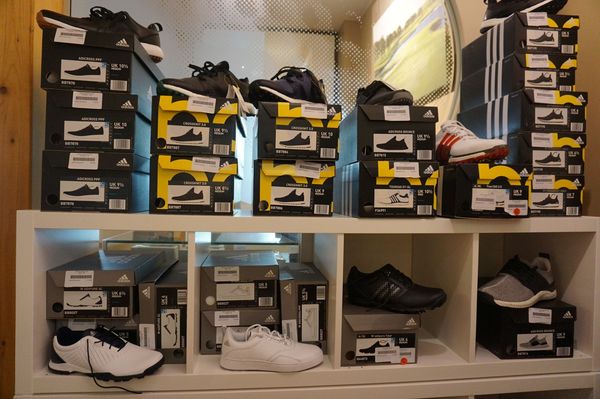 Golfschuhe im Pro Shop