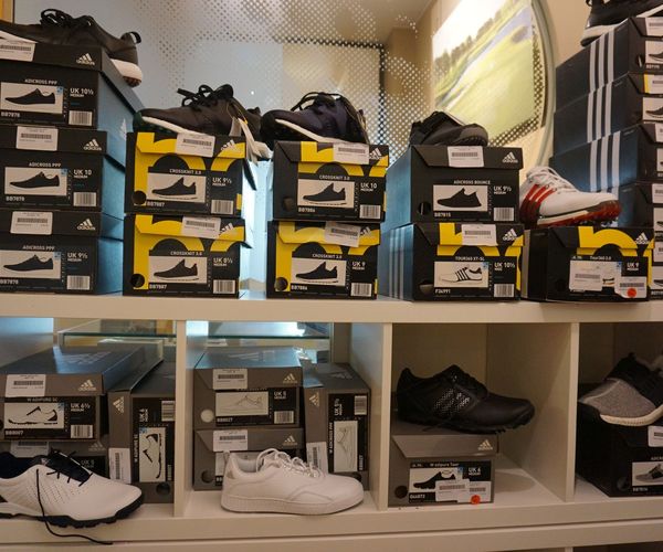 Golfschuhe im Pro Shop